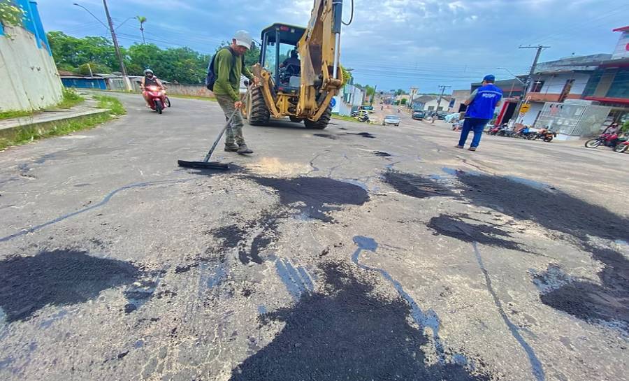 Prefeitura de Cruzeiro do Sul realiza operação tapa buracos durante o sábado em diversos bairros