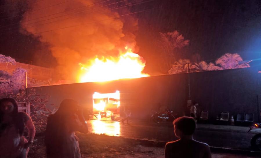 Incêndio destrói rapidamente residência no bairro Arthur Maia e Corpo de Bombeiros faz combate ao fogo