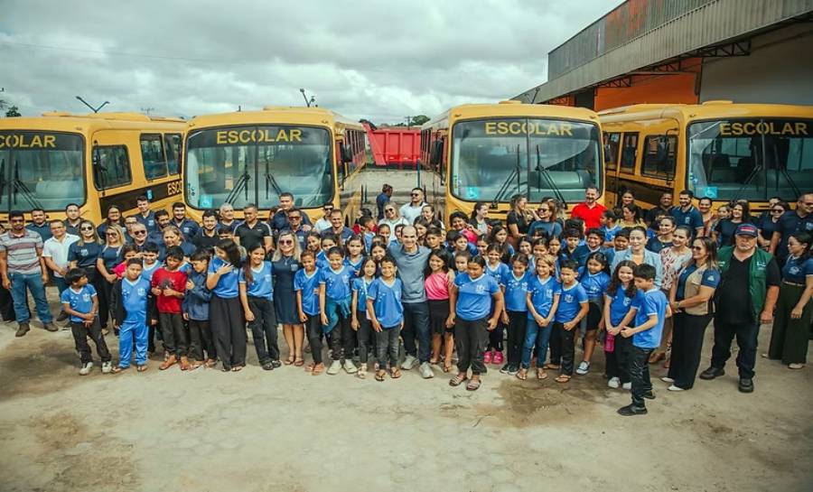 Prefeitura de Cruzeiro do Sul renova frota escolar com entrega de cinco novos ônibus e investimentos superior a R$ 2 milhões