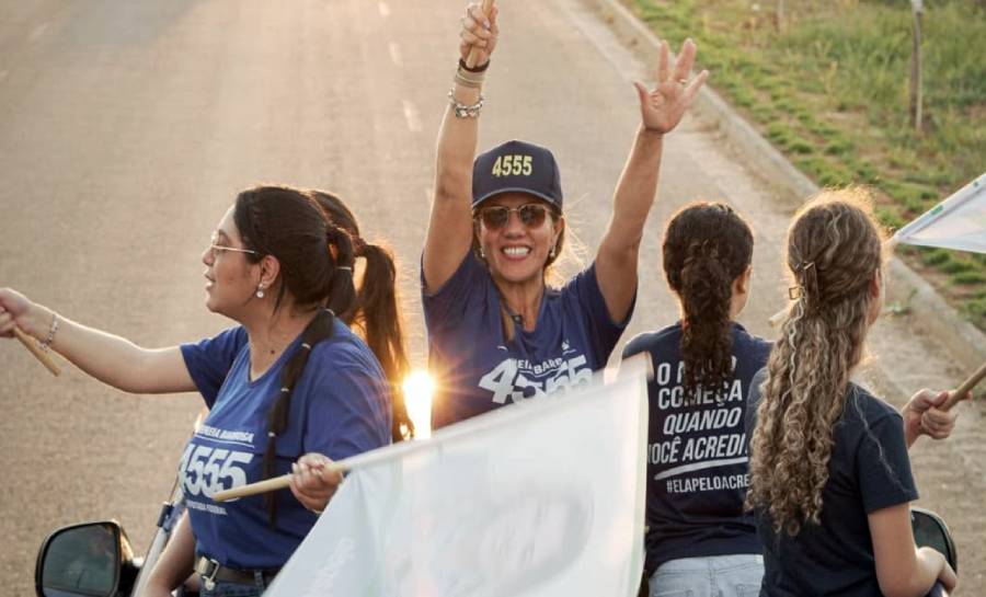 Carreata de Irinéia Barbosa surpreende, lota as ruas e mobiliza pessoas nas ruas de Rio Branco